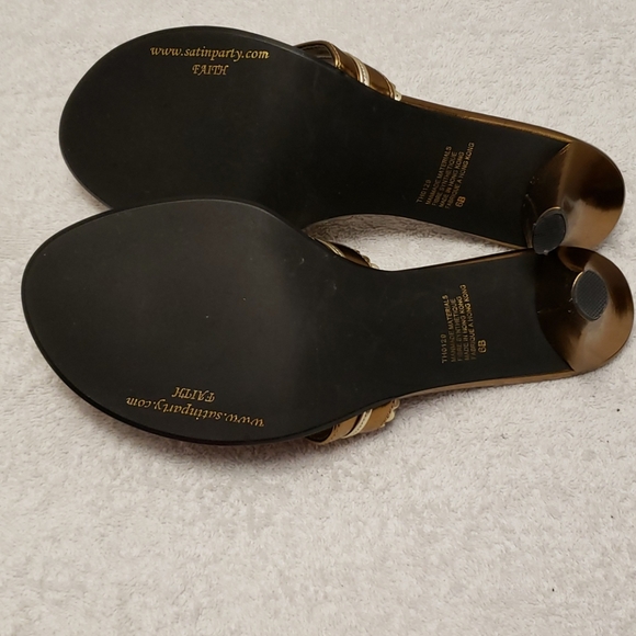 NWOT Gallery slip on toe thong sandals, gold, 6 - Picture 4 of 6